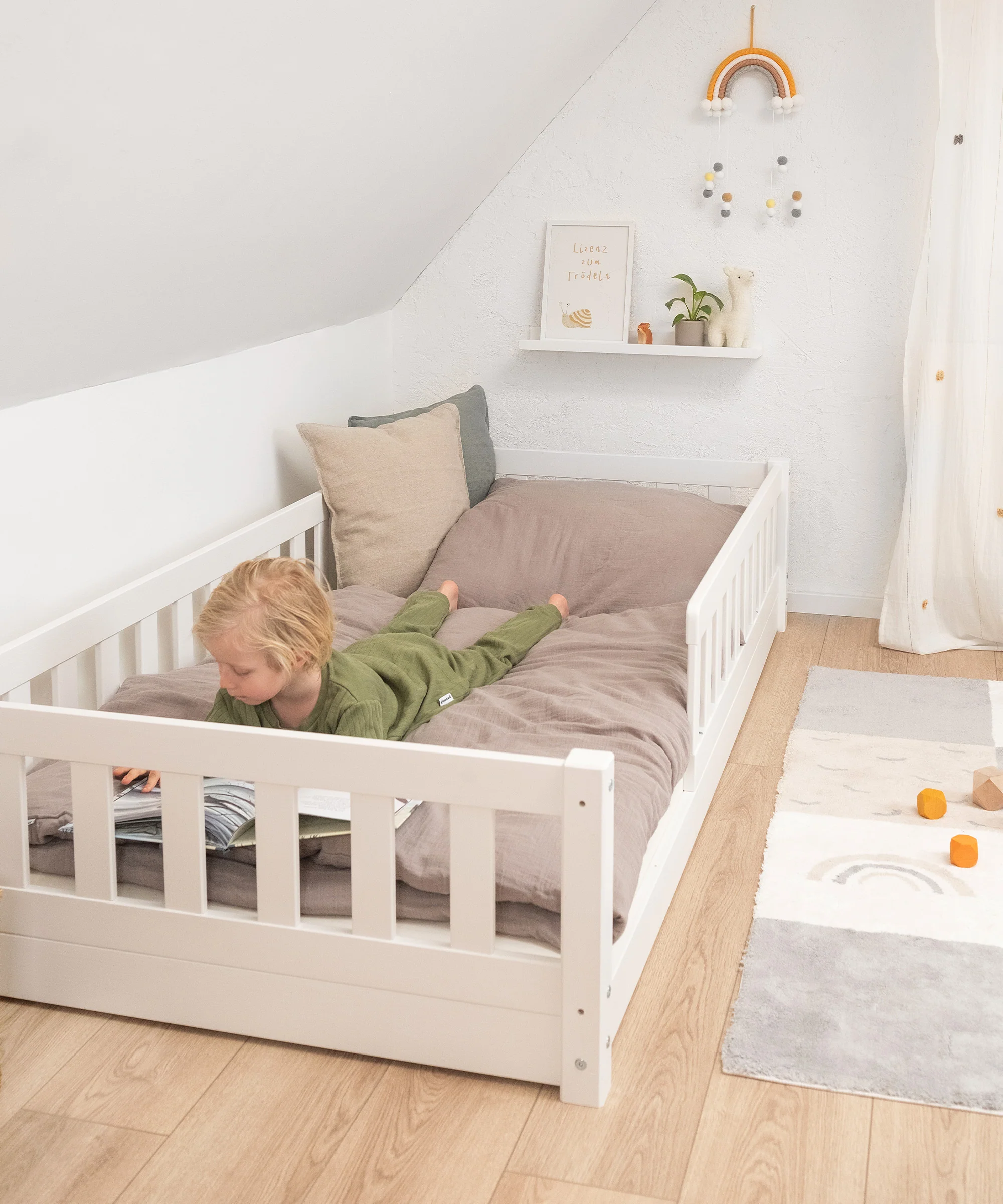Bodenbett Lille  |  Kiefer Hellgrau - Image 12